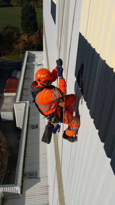 Rappel IRATA Industrial Rope Access Abseiling and MEWP - Signage Removal and Cladding Painting Project