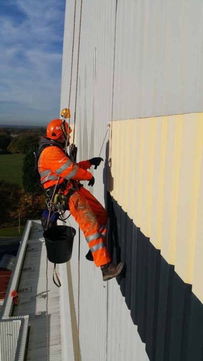 Rappel IRATA Industrial Rope Access Abseiling and MEWP - Signage Removal and Cladding Painting Project