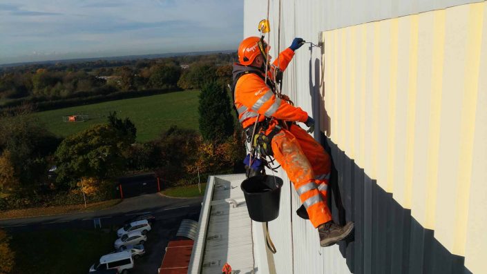 Rappel IRATA Industrial Rope Access Abseiling and MEWP - Signage Removal and Cladding Painting Project