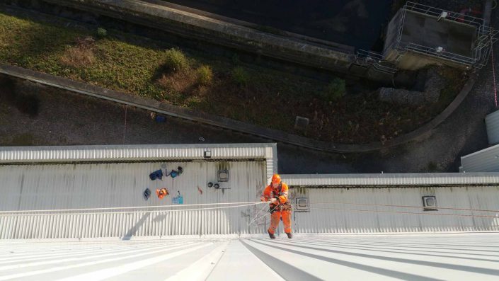 Rappel IRATA Industrial Rope Access Abseiling and MEWP - Signage Removal and Cladding Painting Project