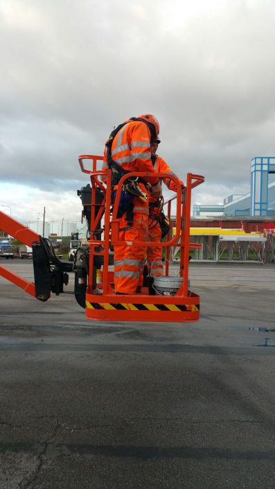 Rappel IRATA Industrial Rope Access Abseiling and MEWP - Signage Removal and Cladding Painting Project