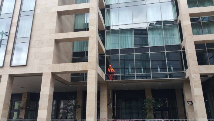 Rappel IRATA Industrial Rope Access Abseil - Post Construction Inspection and Snagging Works Manchester