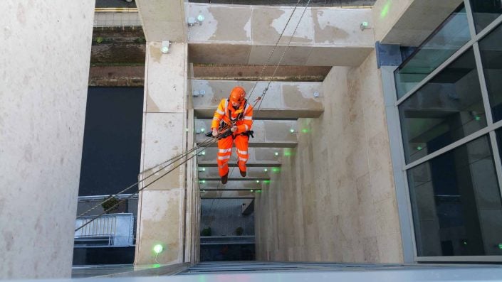 Rappel IRATA Industrial Rope Access Abseil - Post Construction Inspection and Snagging Works Manchester