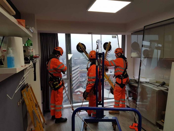 Rappel IRATA Industrial Rope Access Abseiling High Level Glass Glazing Unit Replacement