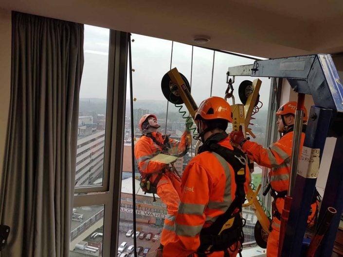 Rappel IRATA Industrial Rope Access Abseiling High Level Glass Glazing Unit Replacement