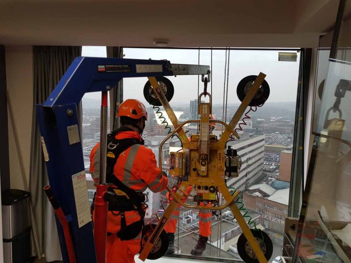 Rappel IRATA Industrial Rope Access Abseiling High Level Glass Glazing Unit Replacement