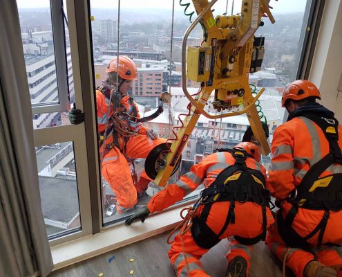 Rappel IRATA Industrial Rope Access Abseiling High Level Glass Glazing Unit Replacement