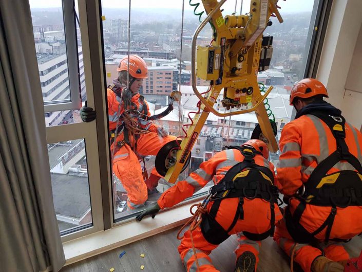 Rappel IRATA Industrial Rope Access Abseiling High Level Glass Glazing Unit Replacement