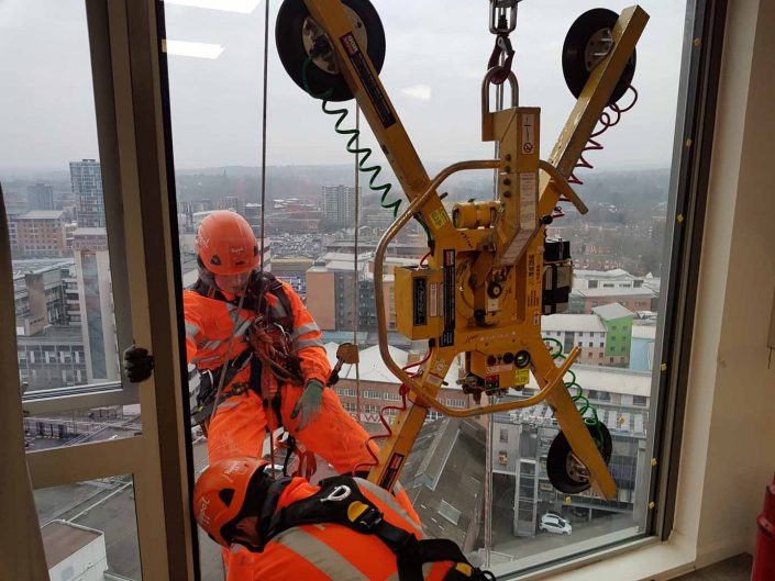 Rappel IRATA Industrial Rope Access Abseiling High Level Glass Glazing Unit Replacement