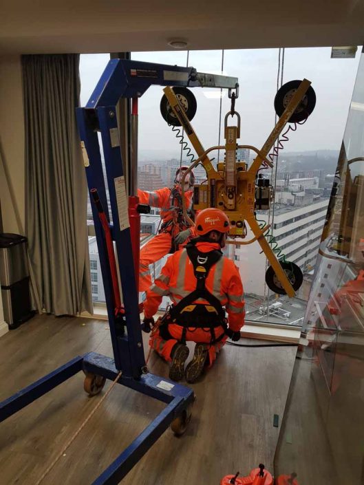 Rappel IRATA Industrial Rope Access Abseiling High Level Glass Glazing Unit Replacement