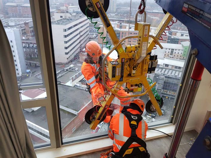 Rappel IRATA Industrial Rope Access Abseiling High Level Glass Glazing Unit Replacement