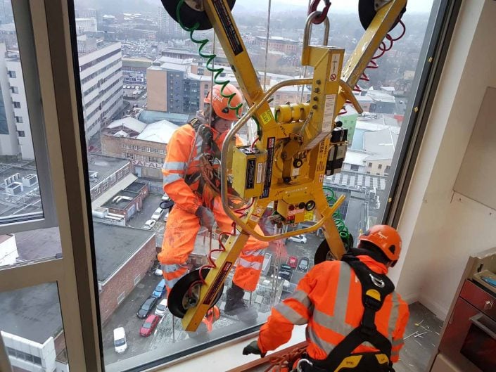 Rappel IRATA Industrial Rope Access Abseiling High Level Glass Glazing Unit Replacement