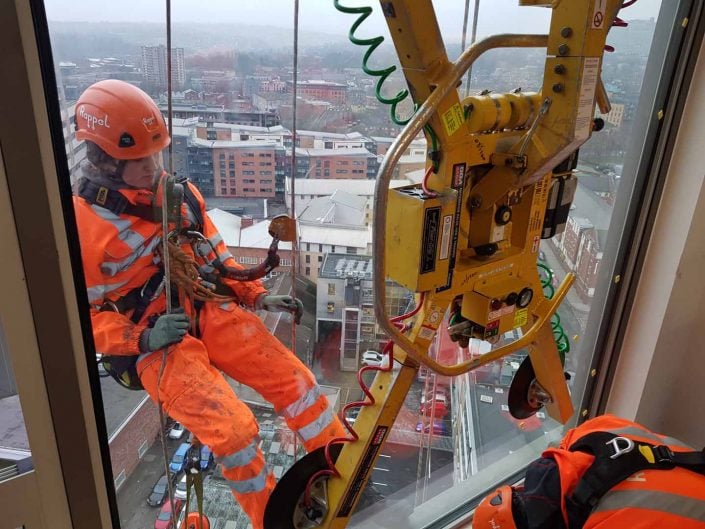 Rappel IRATA Industrial Rope Access Abseiling High Level Glass Glazing Unit Replacement