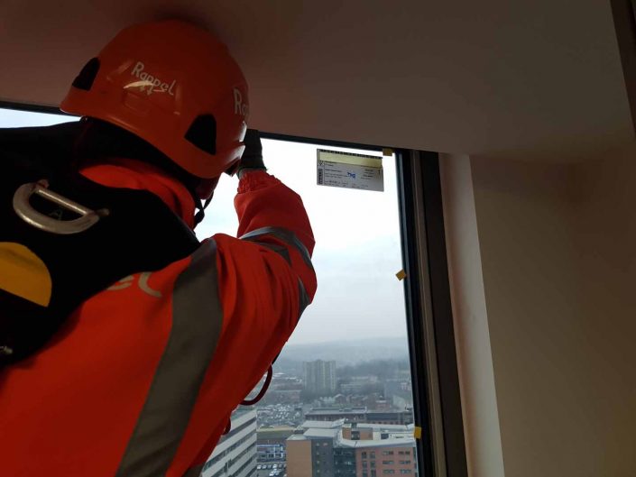 Rappel IRATA Industrial Rope Access Abseiling High Level Glass Glazing Unit Replacement